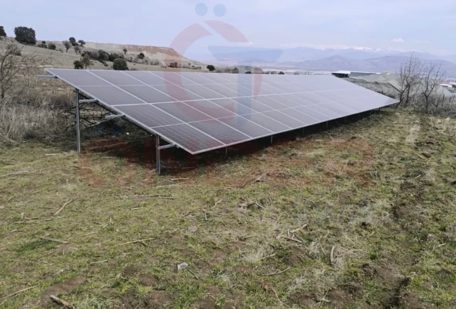 Tarım arazisine kurulmuş arazi tipi güneş paneli dizisi