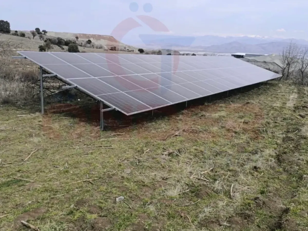Tarım arazisine kurulmuş arazi tipi güneş paneli dizisi